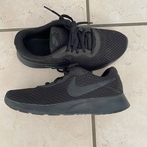 Women’s Nike rosche tennis shoes size 7.5